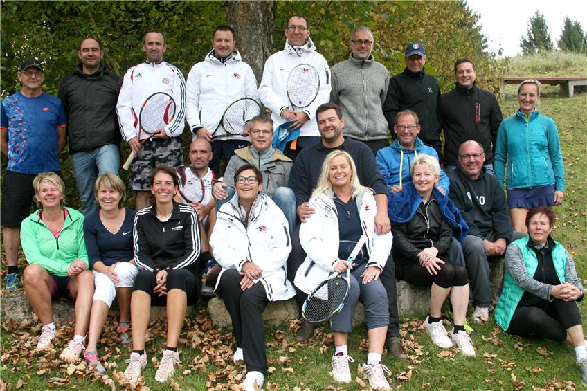 Zum obligatorischen Siegerbild stellten sich die erfolgreichsten Doppel beim zweitägigen „15. Gäu-Oldie-Turniers“ des TC Weitingen. Bild: Nesch