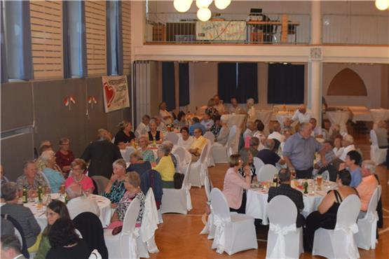 Zur Feier der Herzsportgruppe Salzstetten war der Gemeindesaal festlich geschmückt. Bild: Monika Schwarz