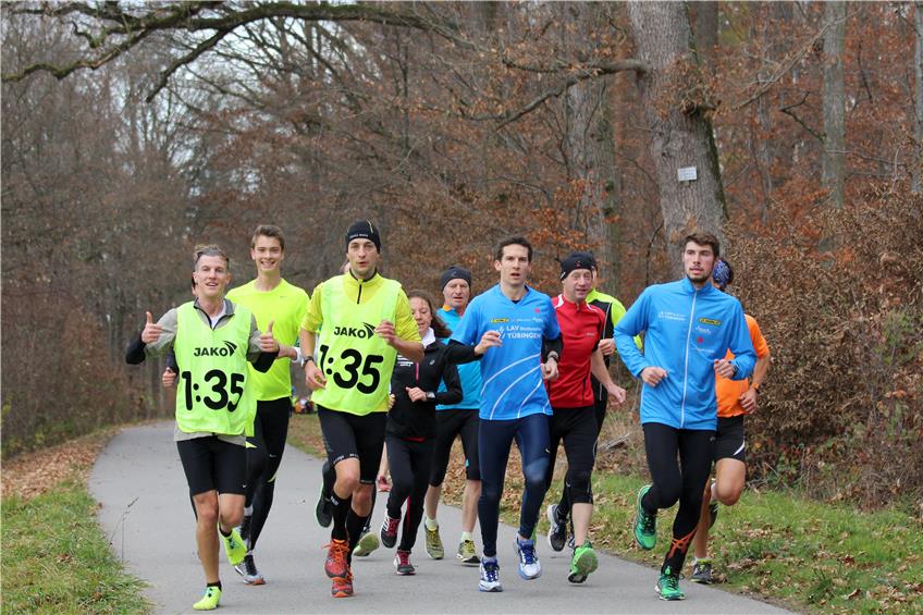 Zusammen macht Sport mehr Spaß: Läufer des Tübinger Post-SV (Bild oben) und die Zumba-Mädels an der Kreuzerfeld Realschule in Rottenburg (Bild unten).