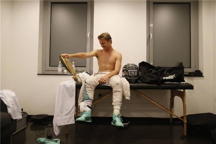 Zusammenpacken ist bei Nico Rosberg nach getaner Arbeit angesagt  ich packe meinen Koffer und nehme mit: Einen Pokal, einen Helm und sehr viel Genugtuung. Foto: Imago