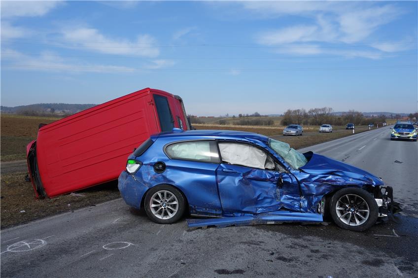 Zwei Menschen sind bei einem Unfall am Samstag zwischen Wurmlingen und Rottenburg schwer verletzt worden. Bild: Straub