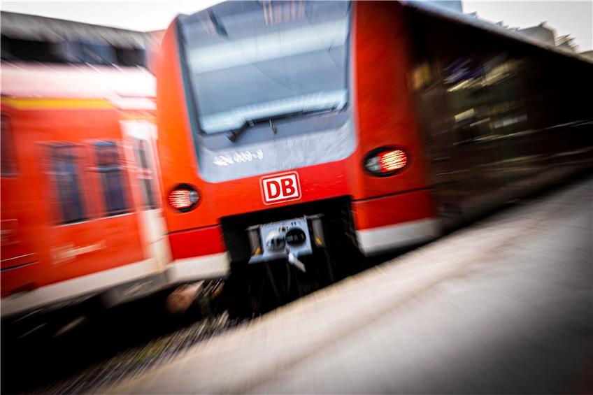 Zwei Regionalbahnen der Deutschen Bahn stehen am Morgen in einem Bahnhof. Foto: Moritz Frankenberg/dpa