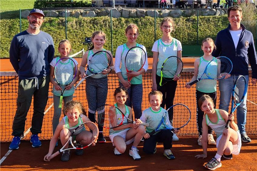 Zwei Tennis-Mannschaften der Empfinger Grundschule beteiligten sich erfolgreich bei „Jugend trainiert für Olympia“. Bild: Grundschule Empfingen