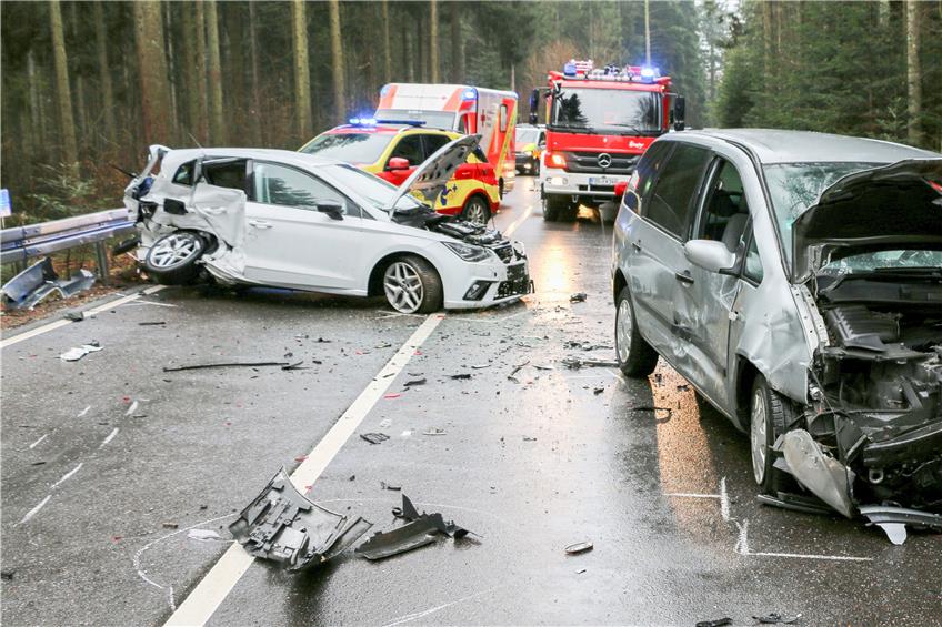 Zwei der Autos, die in einem Waldstück bei Freudenstadt frontal zusammen stießen. Bild: Feuerwehr