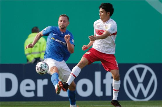 Zweikampfstark: Stuttgarts Mittelfeldspieler Wataru Endo (r.) im DFB-Pokalspiel bei Hansa Rostock.  Foto: Andy Buenning/ Eibner-Pressefoto