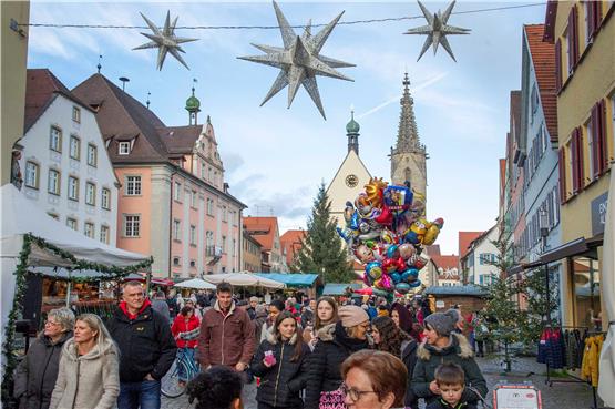 Zwischen Kürbissuppe und Glüh-Gin schoben sich bei gutem Wetter die Massen über den Nikolausmarkt auf dem Marktplatz. Bilder: Klaus Franke